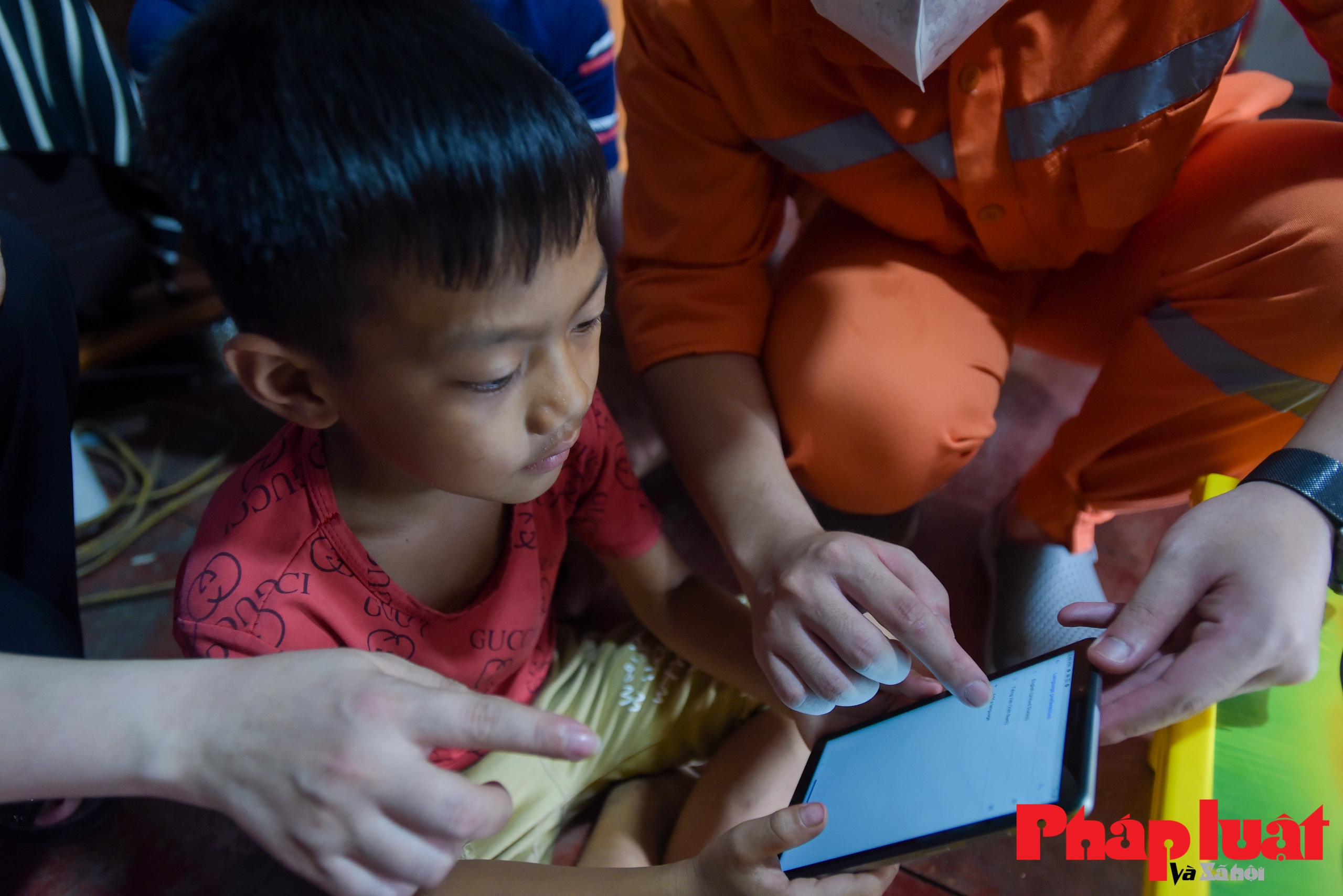 Trẻ em làng chài trên sông Hồng nhận quà Trung thu là máy tính bảng học tập