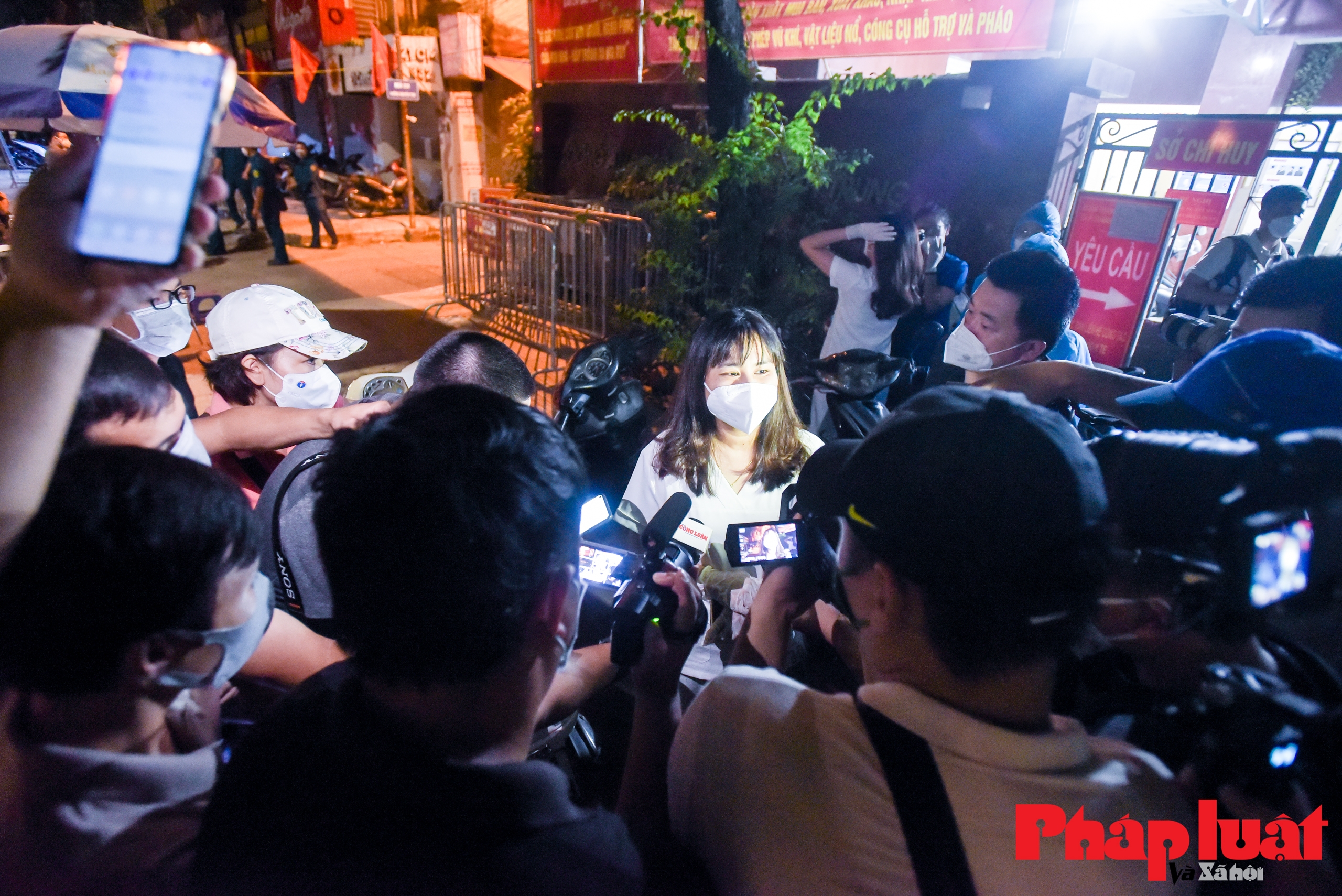 Gỡ rào cách ly Thanh Xuân Trung, người dân phấn khởi trở về nhà ngay trong đêm