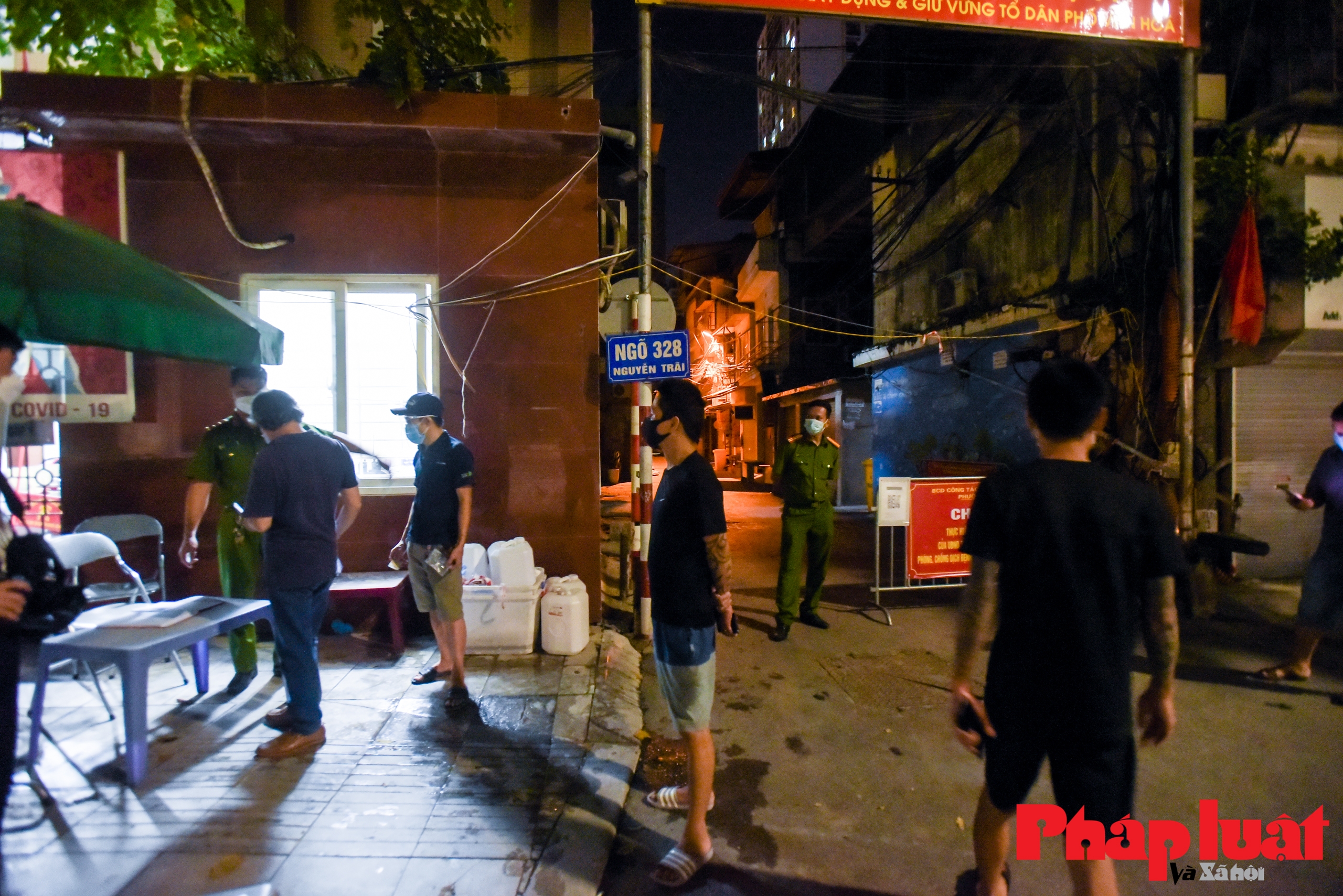 Gỡ rào cách ly Thanh Xuân Trung, người dân phấn khởi trở về nhà ngay trong đêm