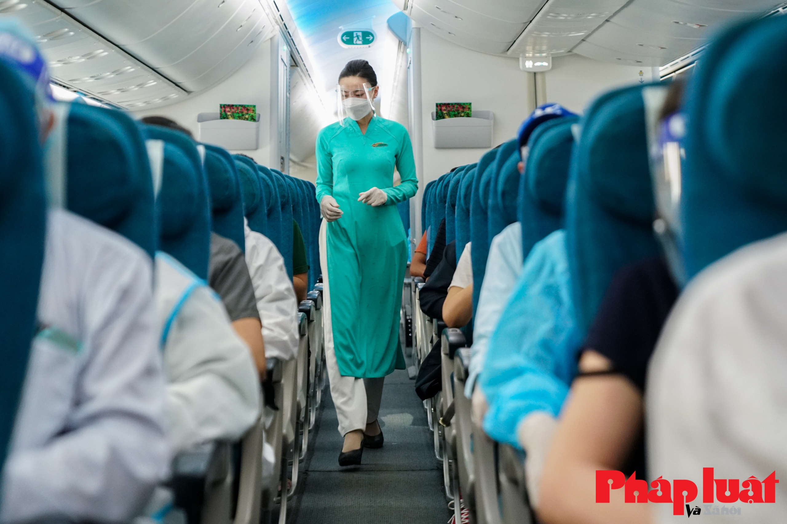 Cận cảnh chuyến bay thương mại đầu tiên từ TP HCM tới Hà Nội sau giãn cách