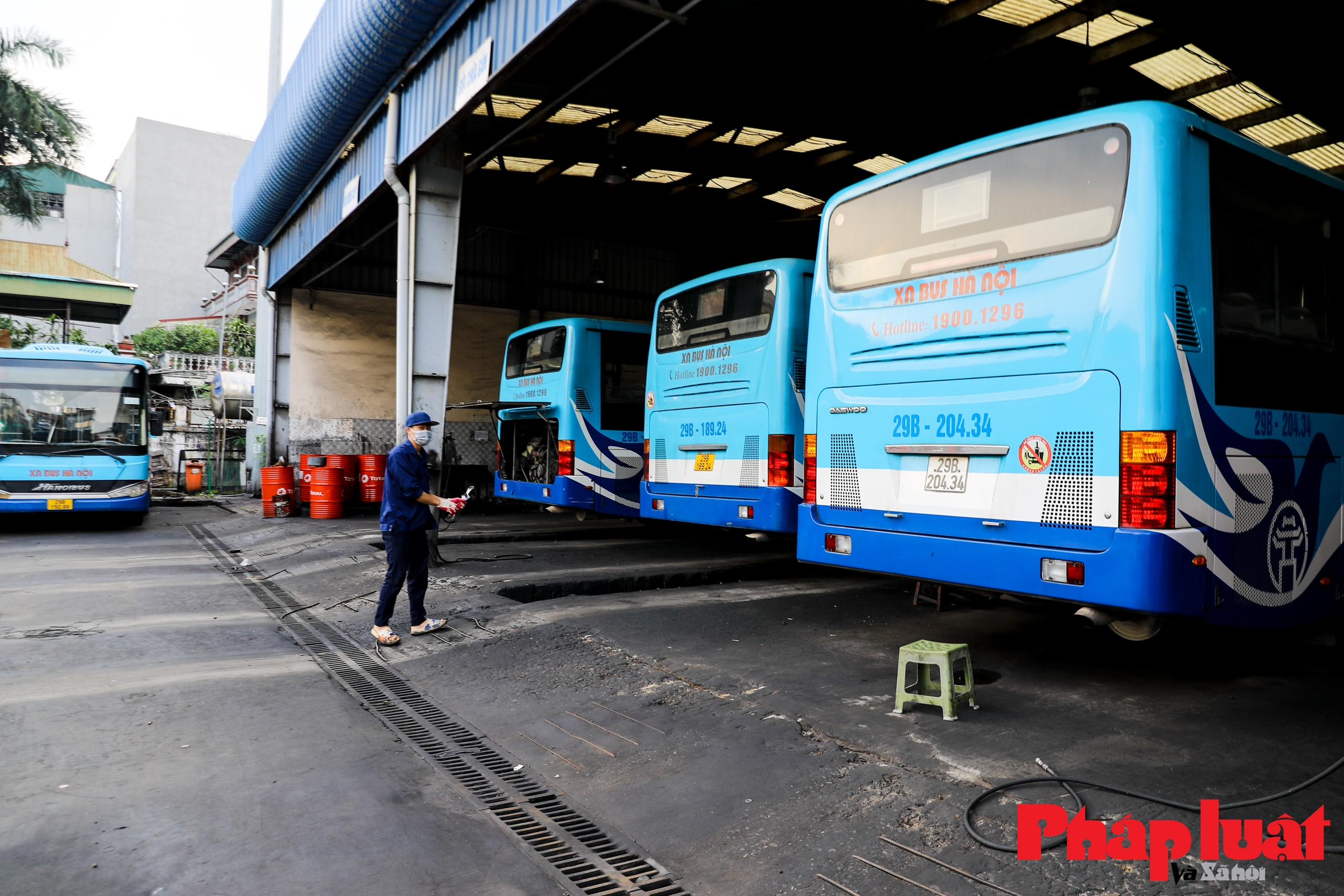 Xe buýt Hà Nội xếp hàng chuẩn bị cho ngày tái khởi động