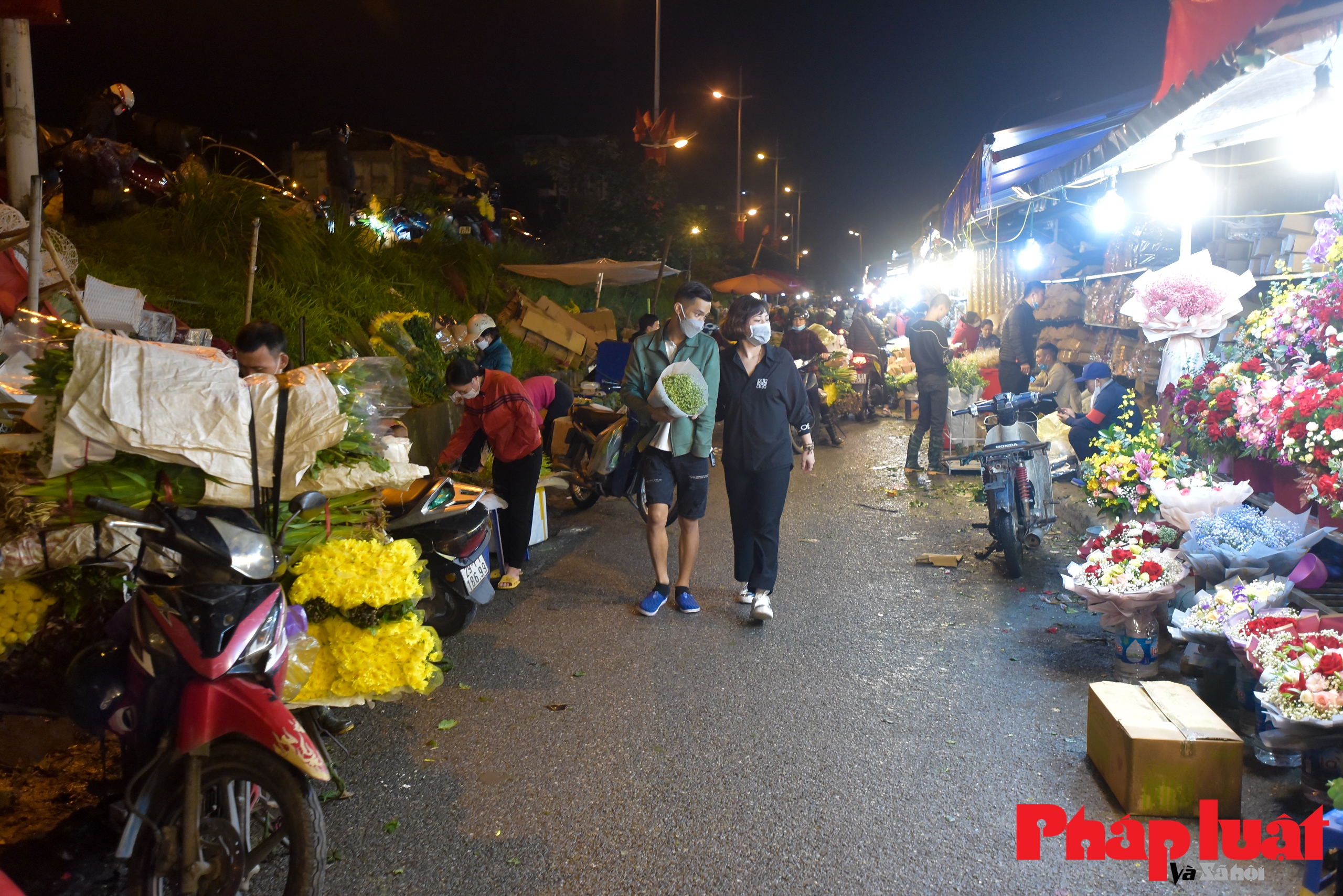 Chợ hoa Quảng An rộn ràng chuẩn bị cho ngày Phụ nữ Việt Nam