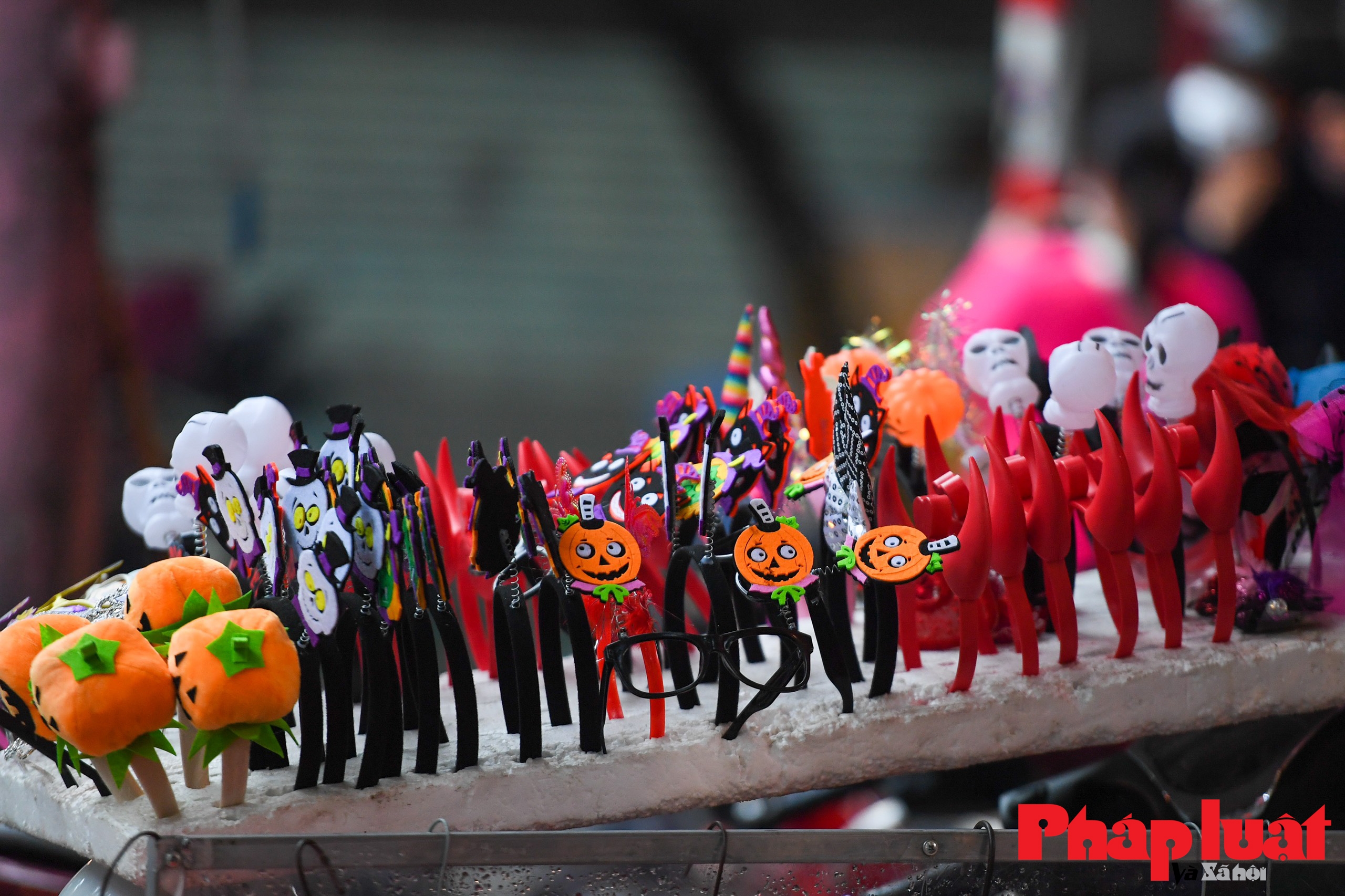 Đồ chơi kinh dị tràn ngập, phố hàng Mã vẫn vắng vẻ người mua dịp Halloween