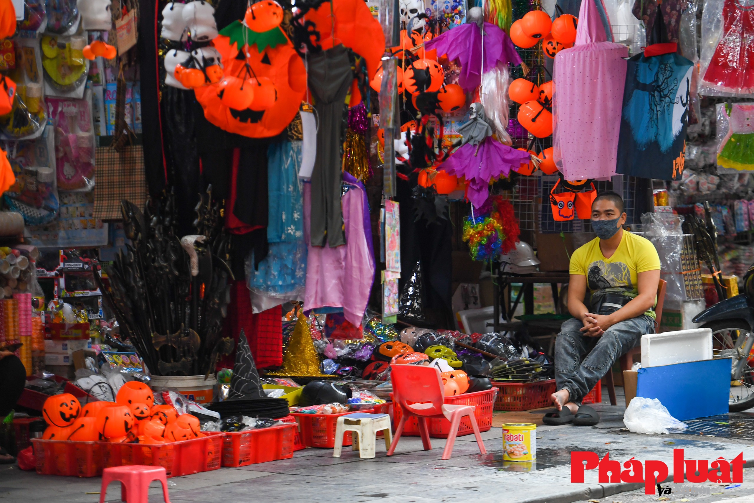 Đồ chơi kinh dị tràn ngập, phố hàng Mã vẫn vắng vẻ người mua dịp Halloween