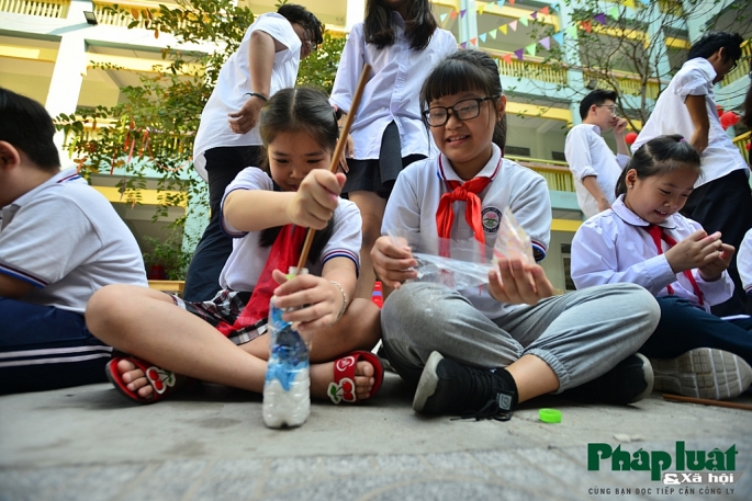 Học sinh trường tiểu học Đông Thái làm gạch sinh thái, tuyên truyền bảo vệ môi trường hoc sinh tieu hoc dong thai lam gach sinh thai tuyen truyen bao ve moi truong