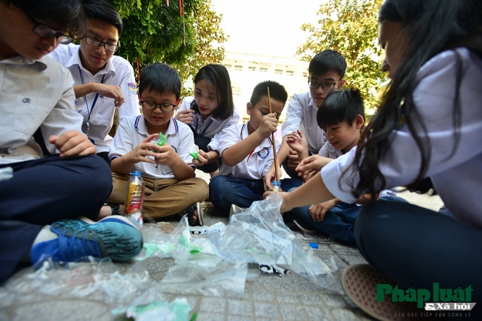 Học sinh trường tiểu học Đông Thái làm gạch sinh thái, tuyên truyền bảo vệ môi trường hoc sinh tieu hoc dong thai lam gach sinh thai tuyen truyen bao ve moi truong