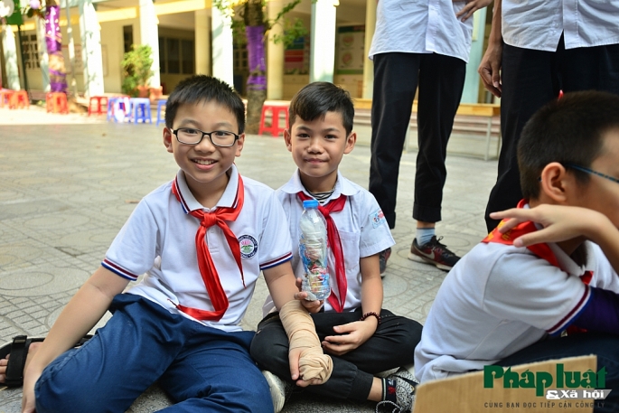 Học sinh trường tiểu học Đông Thái làm gạch sinh thái, tuyên truyền bảo vệ môi trường hoc sinh tieu hoc dong thai lam gach sinh thai tuyen truyen bao ve moi truong