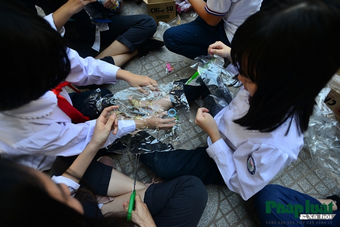 Học sinh trường tiểu học Đông Thái làm gạch sinh thái, tuyên truyền bảo vệ môi trường hoc sinh tieu hoc dong thai lam gach sinh thai tuyen truyen bao ve moi truong