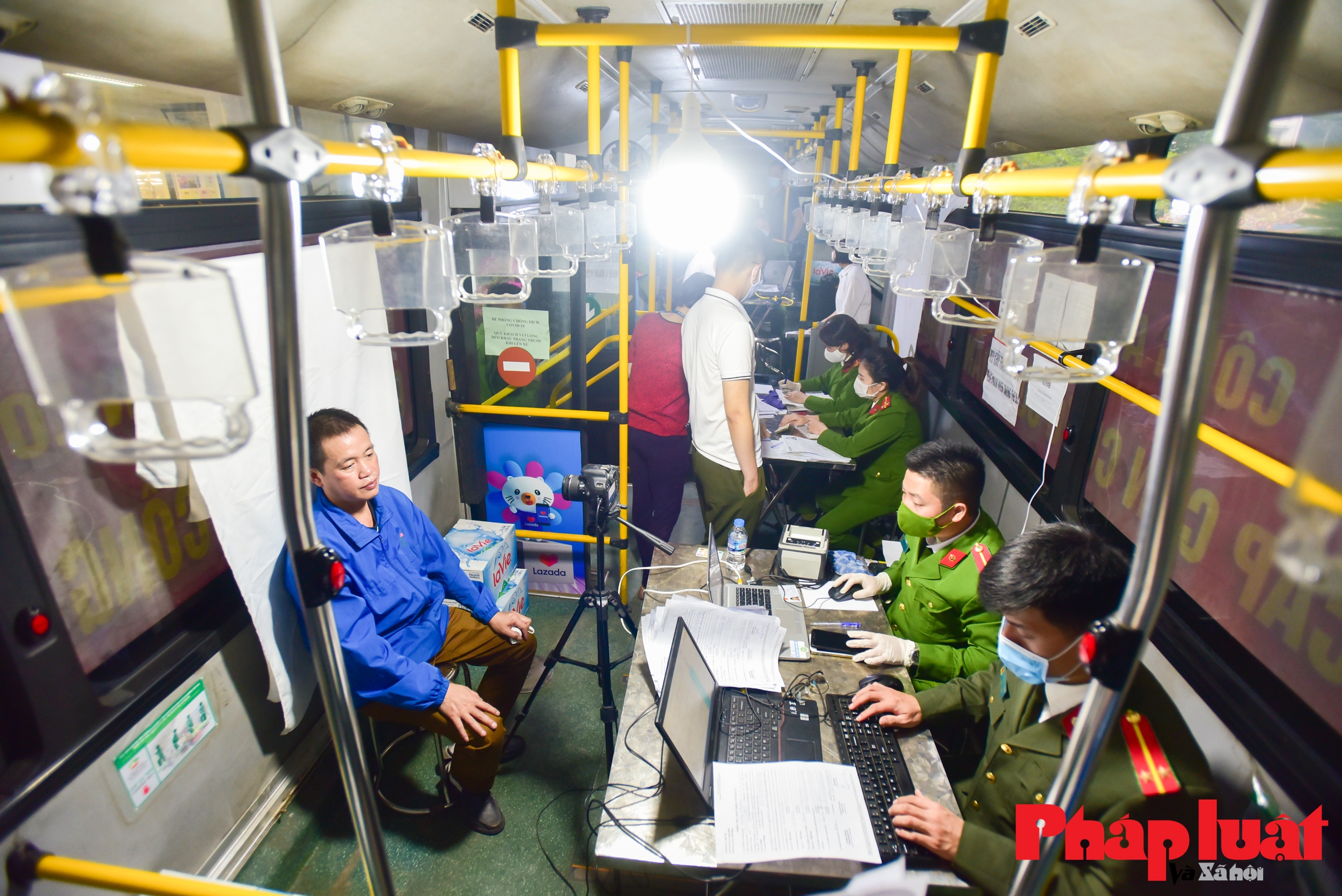 Công an Hà Nội dùng xe bus làm điểm cấp căn cước công dân lưu động
