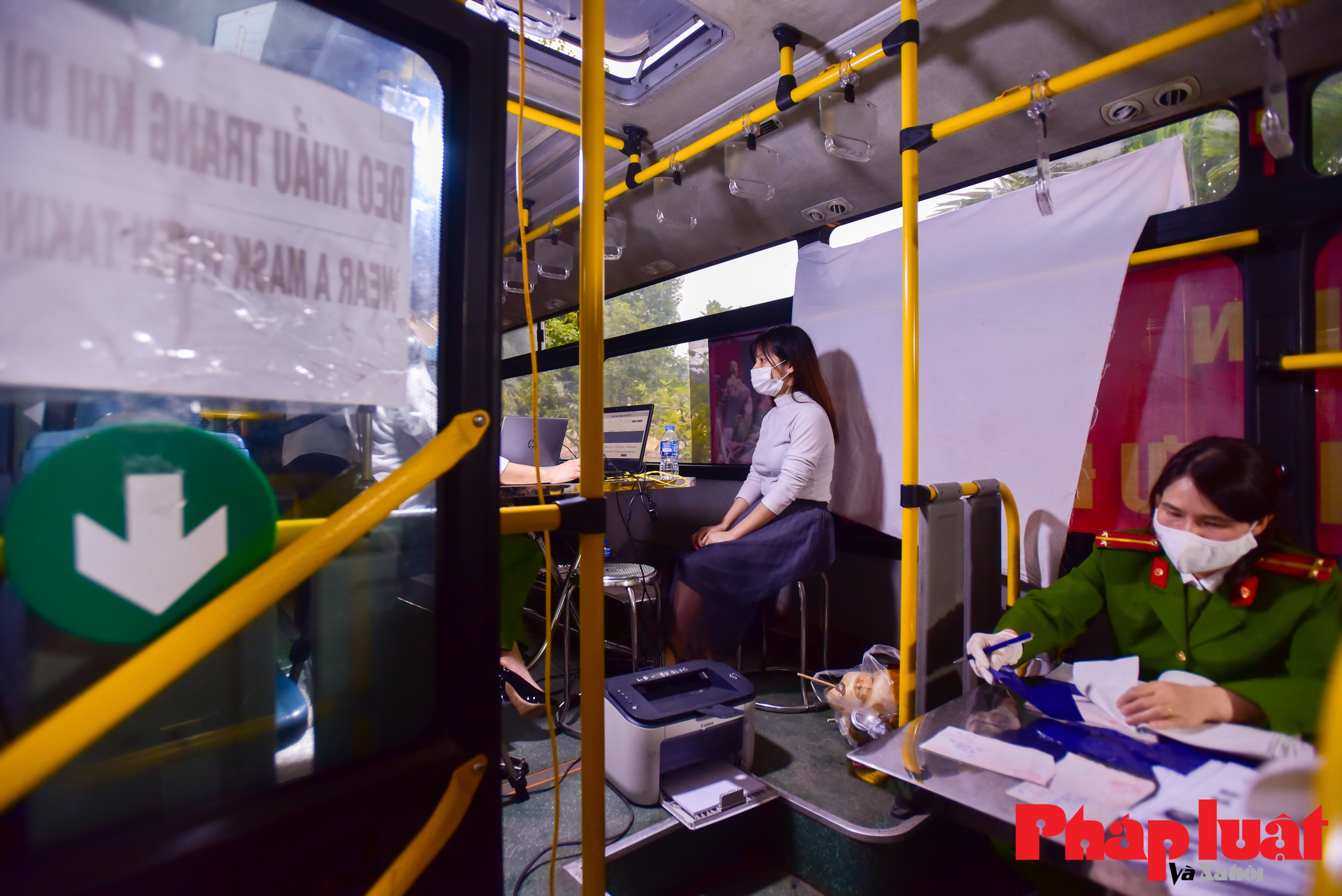 Công an Hà Nội dùng xe bus làm điểm cấp căn cước công dân lưu động