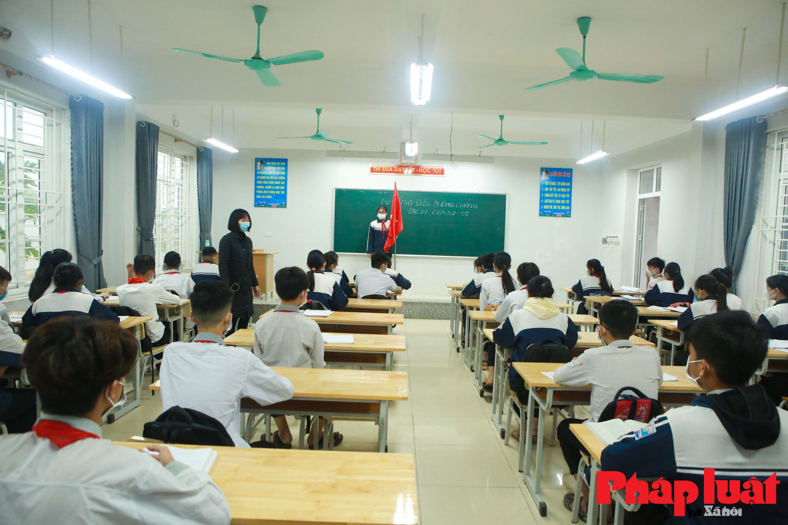 Học sinh khối lớp 9 tại Hà Nội trong ngày đầu đi học trở lại