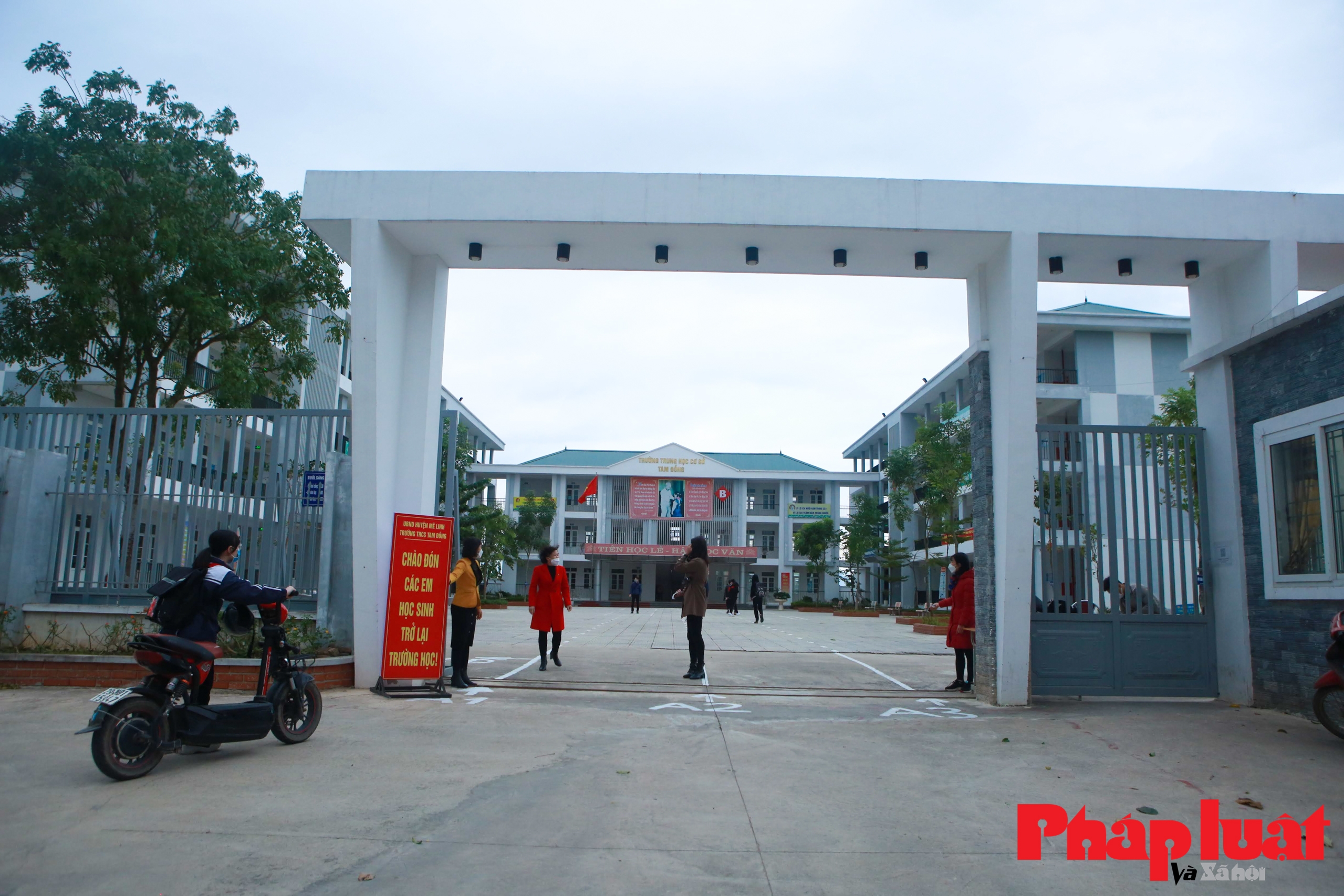 Học sinh khối lớp 9 tại Hà Nội trong ngày đầu đi học trở lại