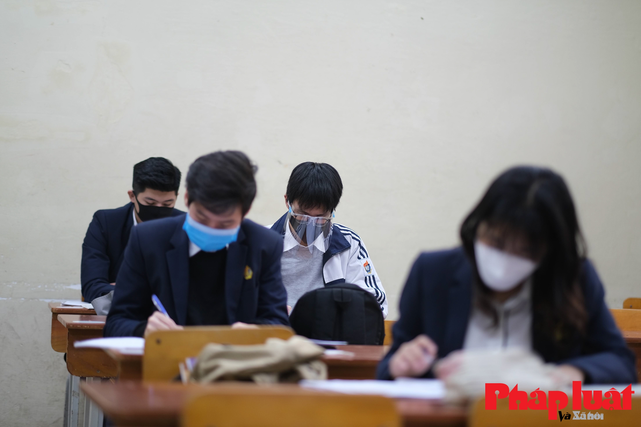 Học sinh lớp 12 tại Hà Nội bắt đầu đi học trở lại sau nhiều tháng nghỉ dịch