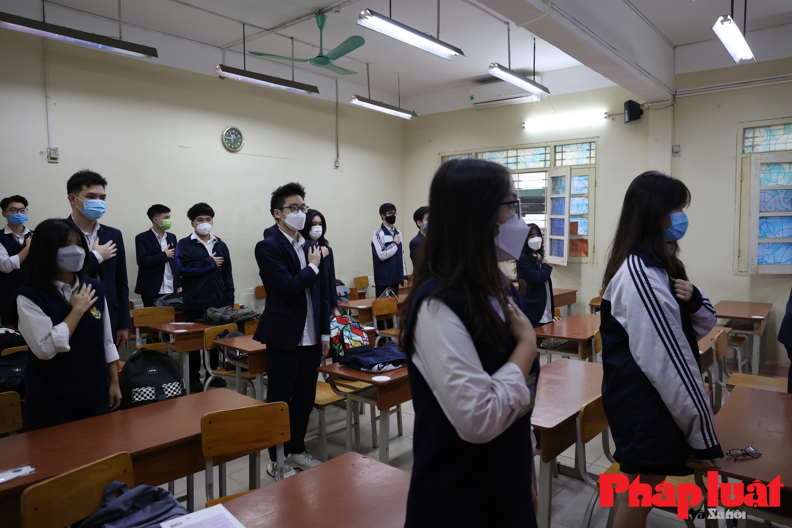 Học sinh lớp 12 tại Hà Nội bắt đầu đi học trở lại sau nhiều tháng nghỉ dịch