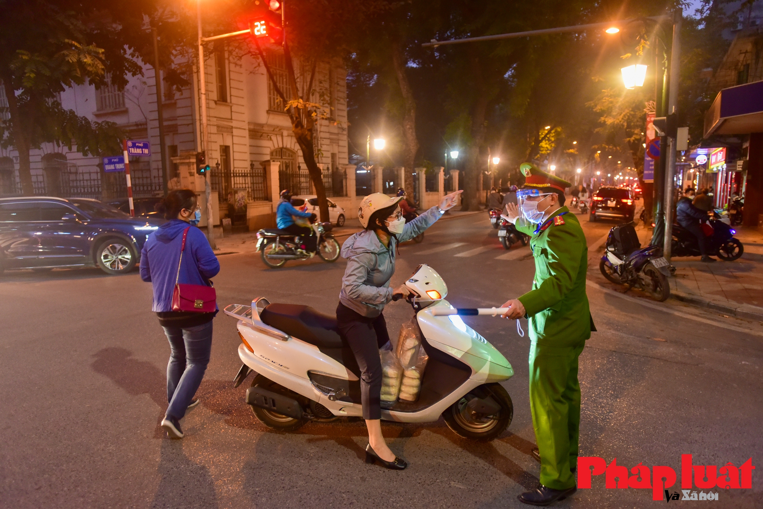 Hà Nội lập các chốt ngăn phương tiện đi qua một số tuyến phố, giảm tụ tập đông người