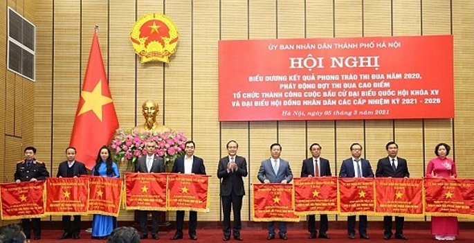 Đồng chí Nguyễn Tất Vinh, Trưởng Ban Dân tộc TP (thứ 2 từ phải qua) nhận Cờ thi đua của UBND TP Hà Nội.(ảnh: Minh Phong)