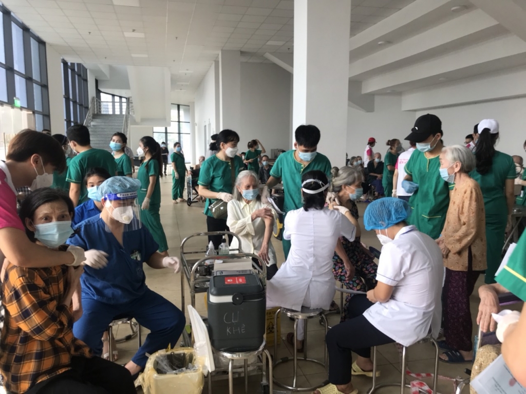 Huyện Thanh Oai tiêm vắc xin cho các cụ trên 65 tuổi tại xã Cự Khê,ngày 13-9.