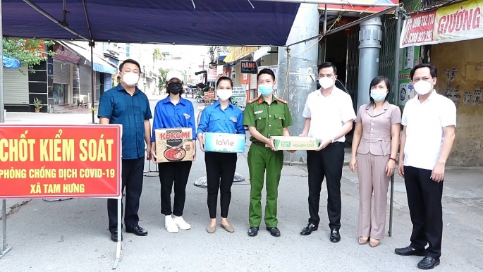 Lãnh đạo huyện Thanh Oai tặng quà động viên các lực lượng trực chốt kiểm soát dịch bệnh tại xã Tam Hưng.