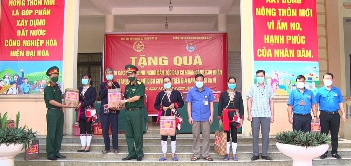 Đồng bào dân tộc Dao, xã Ba Vì, huyện Ba Vì nhận quà hỗ trợ khó khăn do ảnh hưởng bởi dịch bệnh Covid-19.