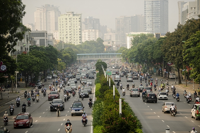 Các phương tiện nối đuôi nhau trên đường Trần Duy Hưng, sáng 21-9.