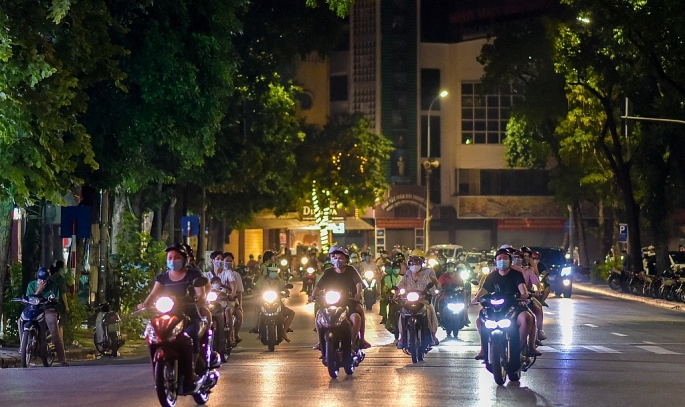 Người dân đổ ra đường đi chơi Trung thu, đêm 21-9.(ảnh: Khánh Huy).