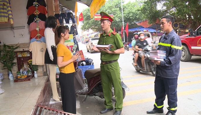 Tuyên truyền PCCC cho hộ sản xuất kinh doanh tại huyện Phúc Thọ, Hà Nội (Ảnh: phuctho.hanoi.gov.vn)