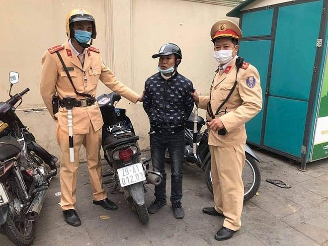 csgt cung nguoi dan bat giu ten cuop giat dien thoai