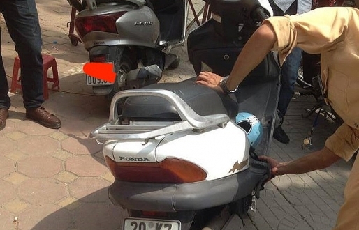 Kiểm tra hành chính, phát hiện xe Honda Spacy “mang nhầm” biển số