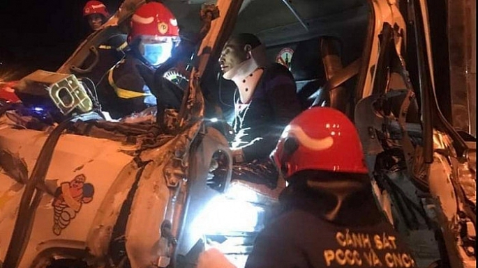Cảnh sát cắt cabin cứu người mắt kẹt trong vụ tai nạn trên cầu Thanh Trì
