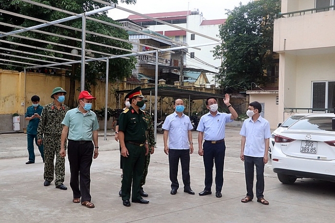 Chủ tịch UBND huyện động viên lực lượng làm nhiệm vụ chuẩn bị khu cách ly tại trường ĐH Lâm Nghiệp