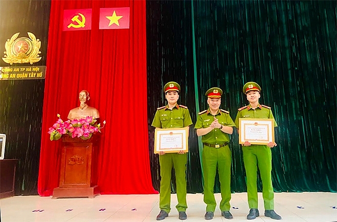 Chủ tịch UBND TP Hà Nội tặng Bằng khen 2 chiến sỹ công an cứu giúp người phụ nữ định tự tử
