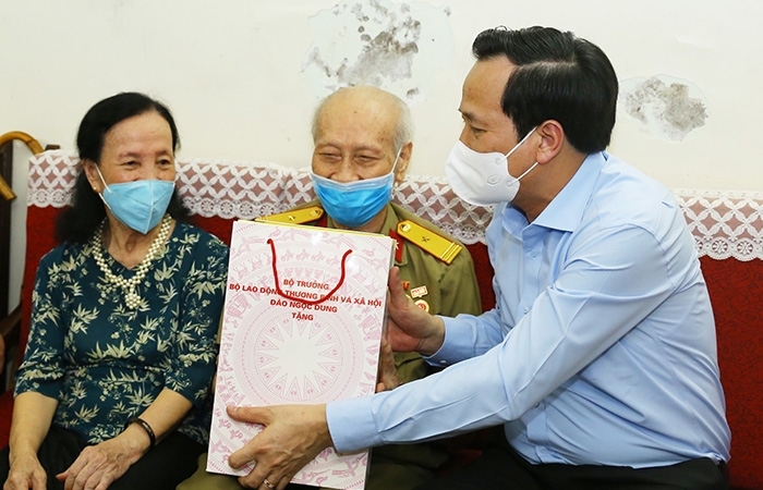 Bộ trưởng Bộ LĐ-TB&XH đến thăm, tặng quà gia đình người có công tiêu biểu