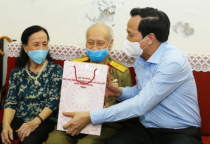 Bộ trưởng Bộ LĐ-TB&XH đến thăm, tặng quà gia đình người có công tiêu biểu