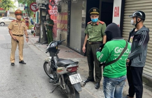 Quận Thanh Xuân, Hà Nội: Hơn 20 trường hợp bị xử phạt do không đeo khẩu trang, ra đường không lý do