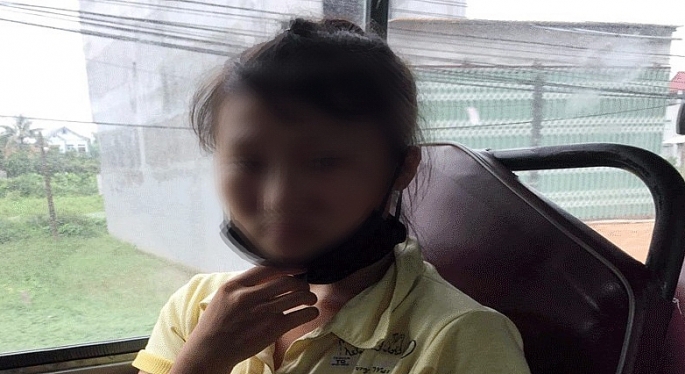 nhan vien xe buyt nhanh tri giup do mot thieu nu nghi bi lua ban