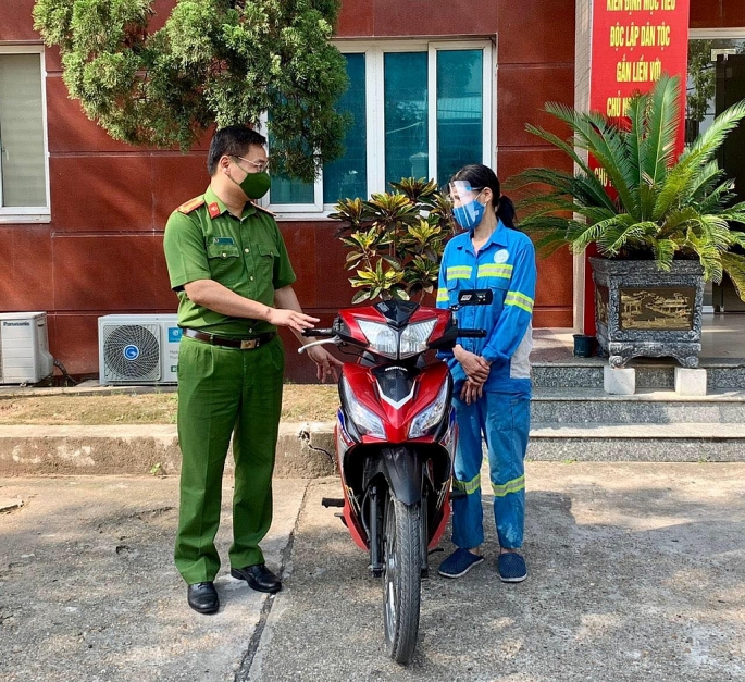 Công an quận Nam Từ Liêm tặng xe máy cho chị lao công bị cướp trong đêm