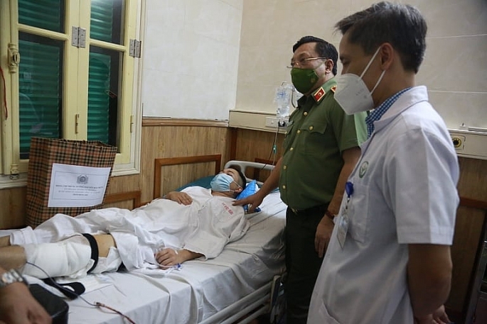 Giám đốc CATP Hà Nội thăm chiến sỹ bị thương khi làm nhiệm vụ tại chốt kiểm soát dịch bệnh