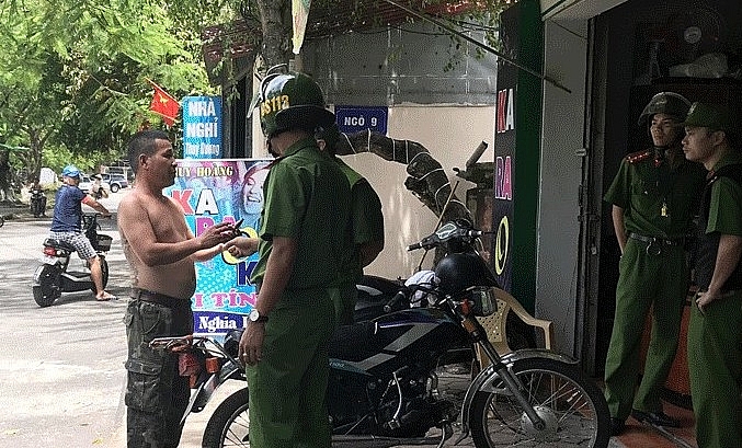 mau thuan khi thanh toan tien hat nhan vien quan karaoke bi danh tu mau nao