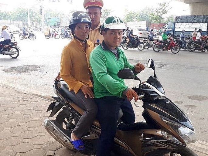 csgt giup do nguoi phu nu ra ha noi xin viec lam bi ke gian trom het tai san