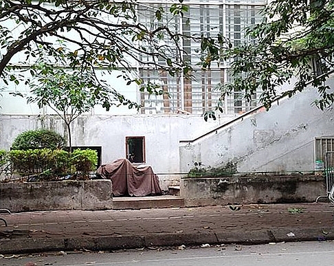 Đang làm rõ vụ việc cháu bé 5 tuổi rơi từ tầng 7 chung cư xuống đất dang lam ro vu viec chau be 5 tuoi roi tu tang 7 chung cu xuong dat