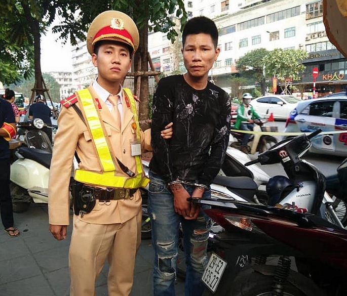 kiem tra 2 thanh nien di sh loi ra hang loat do nghe trom cap xe may