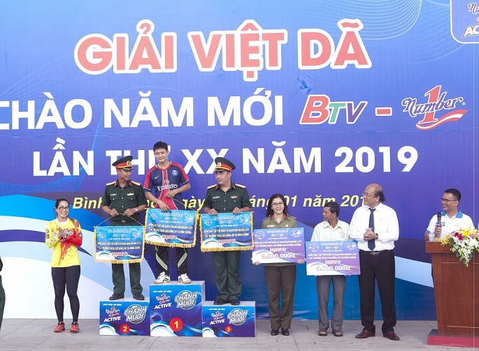 hon 8000 nguoi tham du giai viet da chao nam moi tranh cup btv number 1