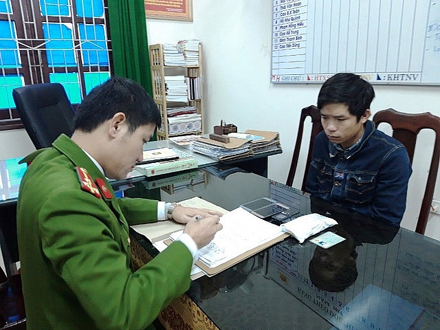 khoi to doi tuong tong tien nu giao vien bang clip sex