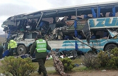 Hai xe buýt đâm trực diện trên cao tốc, hơn 20 người tử vong