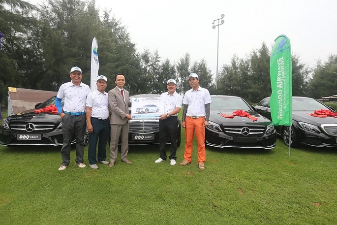 bamboo airways trao thuong hio 4 xe mercedes va qua tri gia 10 ty dong cho golfer cao xuan hung