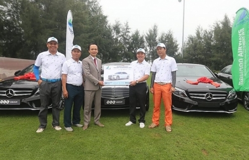 Bamboo Airways trao thưởng HIO 4 xe Mercedes và quà trị giá 10 tỷ đồng cho golfer Cao Xuân Hùng