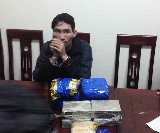 bat doi tuong van chuyen 8 banh heroin 4kg ma tuy da