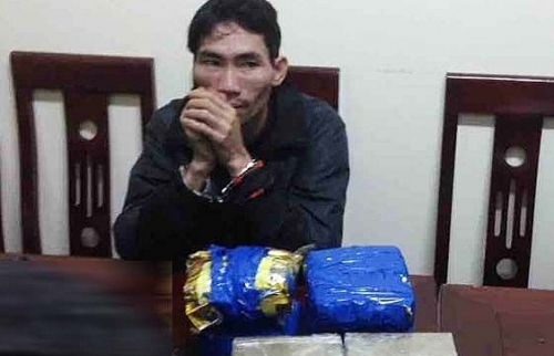 Bắt đối tượng vận chuyển 8 bánh heroin, 4kg ma túy đá