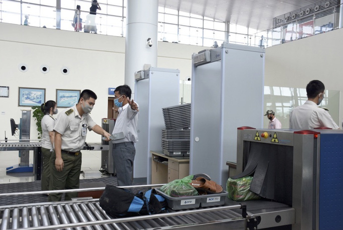 Anh ninh hàng không sân bay Thọ Xuân kiểm tra an ninh hành khách