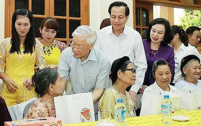 Tổng Bí thư, Chủ tịch Nước Nguyễn Phú Trọng tặng quà người có công tại Trung tâm Nuôi dưỡng và điều dưỡng người có công số 2 Hà Nội. Ảnh: Bộ LĐ-TB&XH